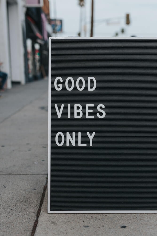 Sign with the words "Good Vibes Only"