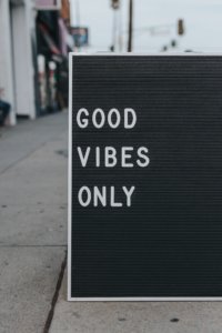 A street sign that says Good Vibes Only